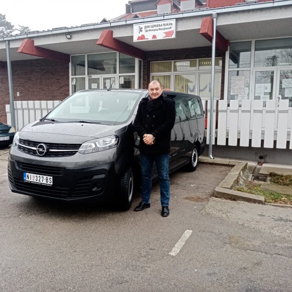 Kombi vozilo Opel Vivaro za prevoz pacijenata na hemodijalizu